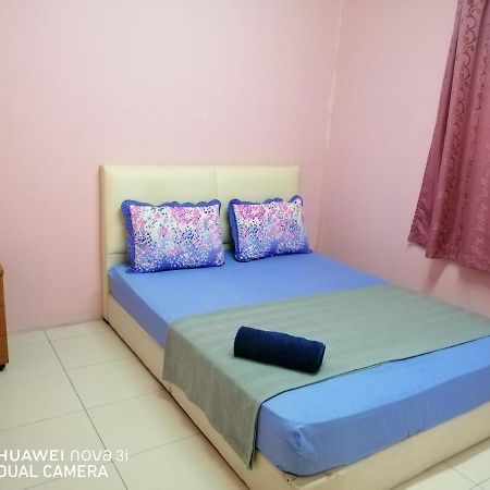 Layla Inn Batu Pahat Exteriör bild