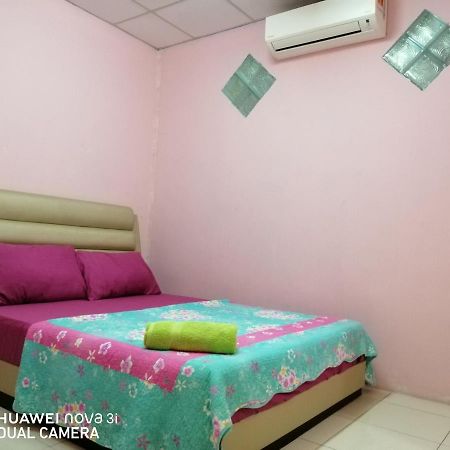 Layla Inn Batu Pahat Exteriör bild