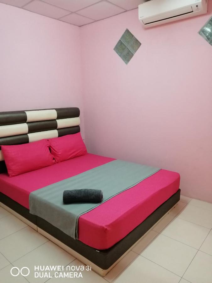 Layla Inn Batu Pahat Exteriör bild