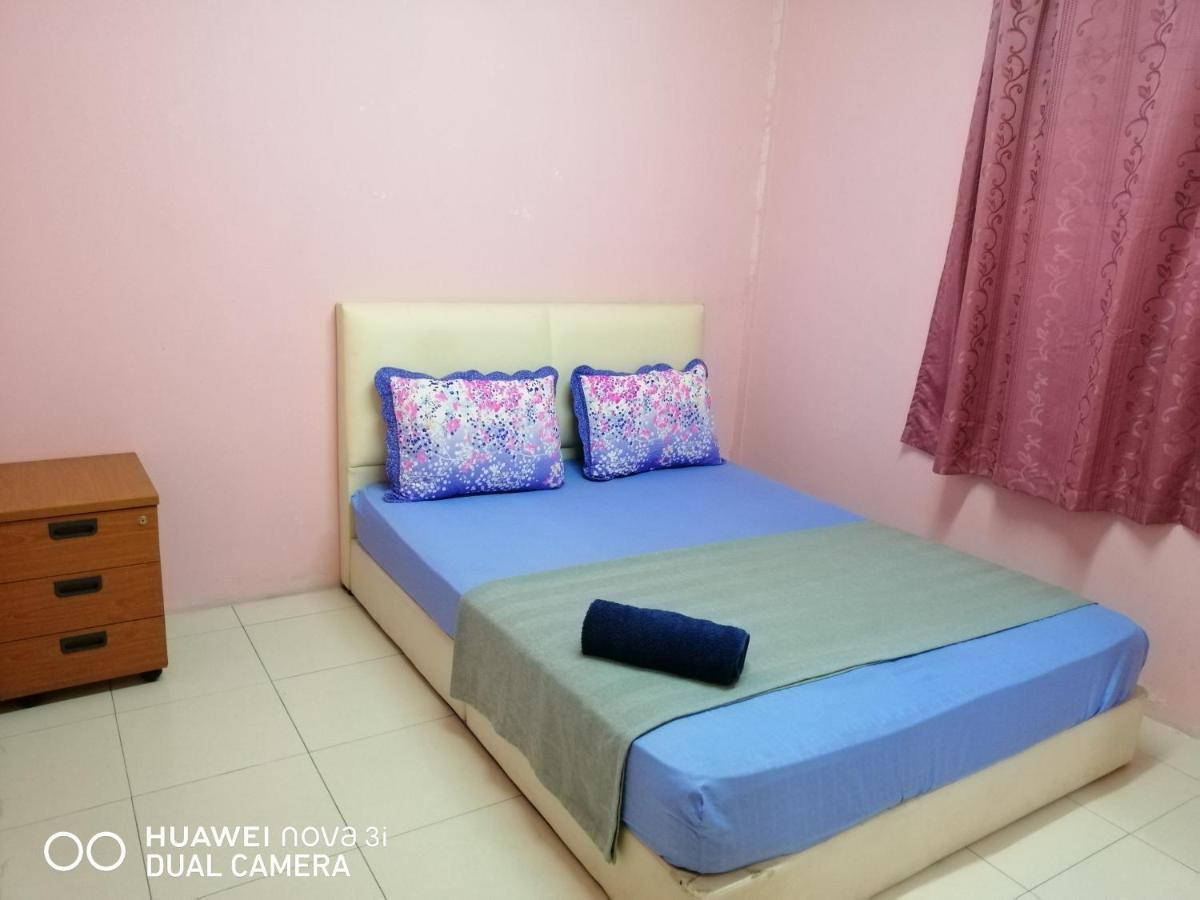 Layla Inn Batu Pahat Exteriör bild