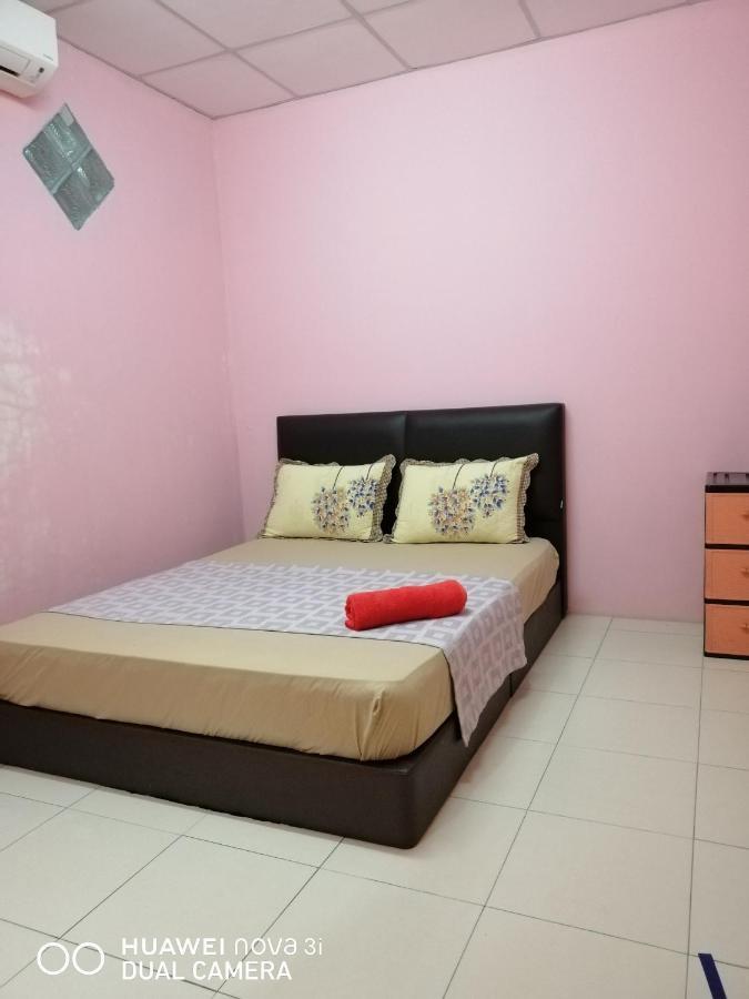 Layla Inn Batu Pahat Exteriör bild
