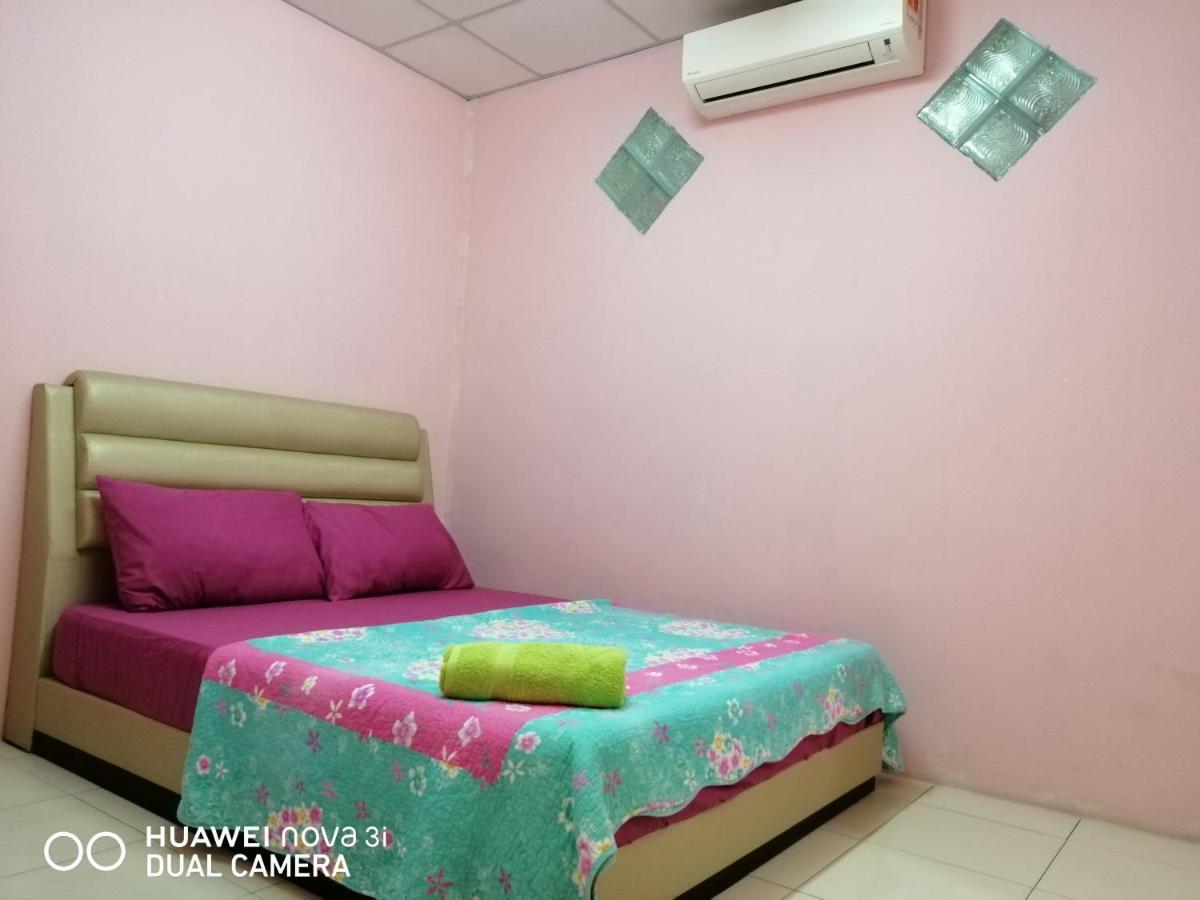 Layla Inn Batu Pahat Exteriör bild