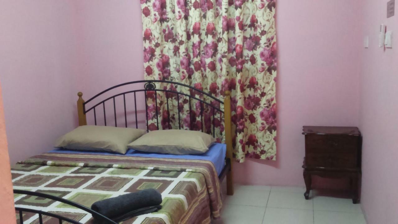 Layla Inn Batu Pahat Exteriör bild