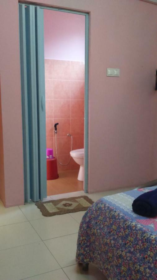 Layla Inn Batu Pahat Exteriör bild