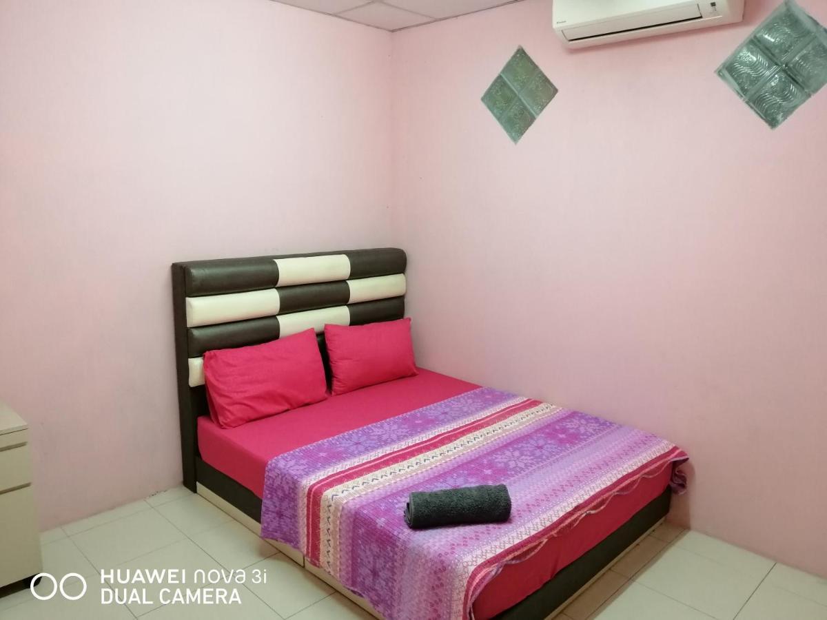 Layla Inn Batu Pahat Exteriör bild