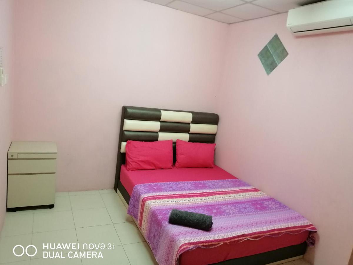 Layla Inn Batu Pahat Exteriör bild