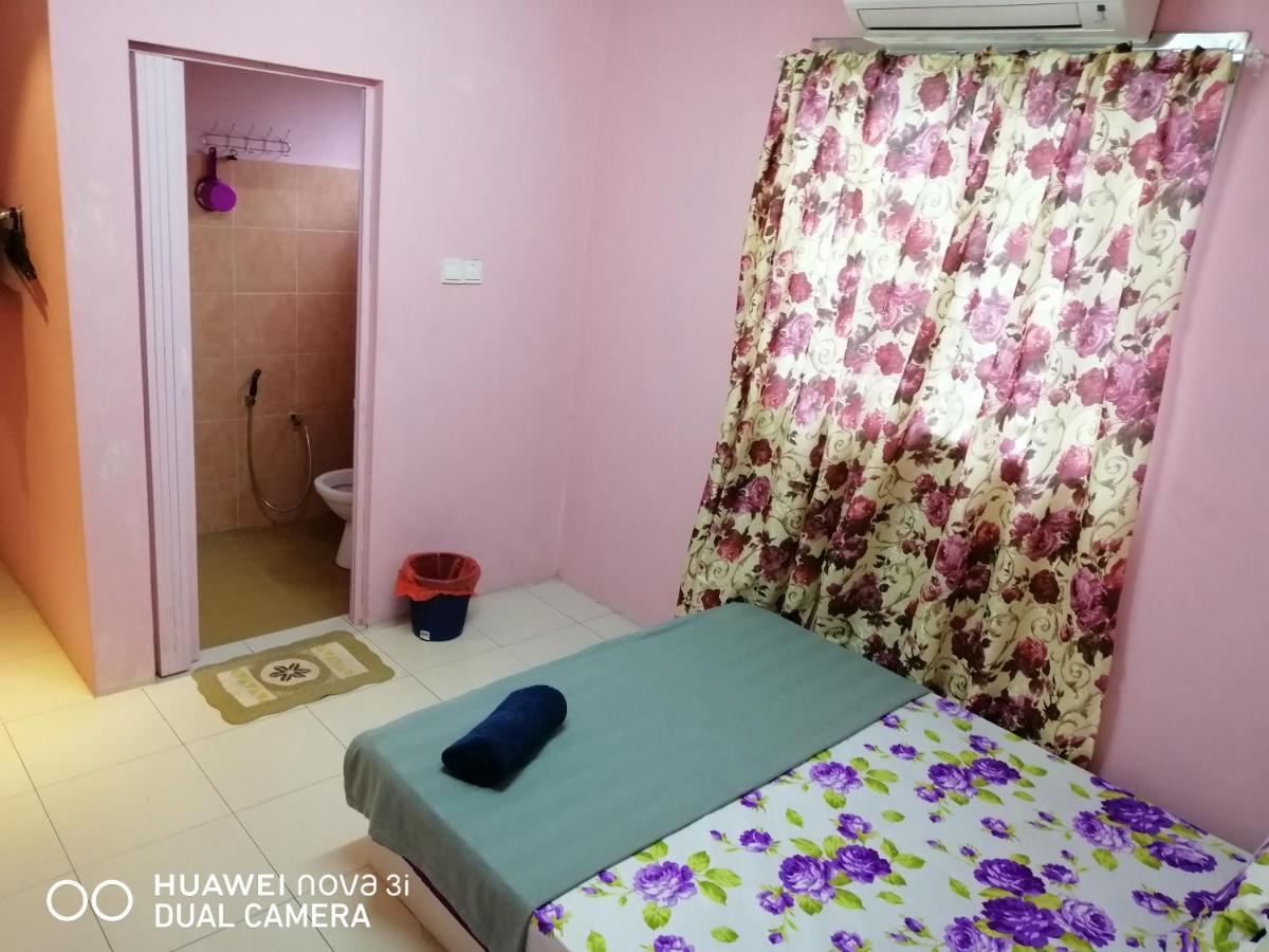 Layla Inn Batu Pahat Exteriör bild