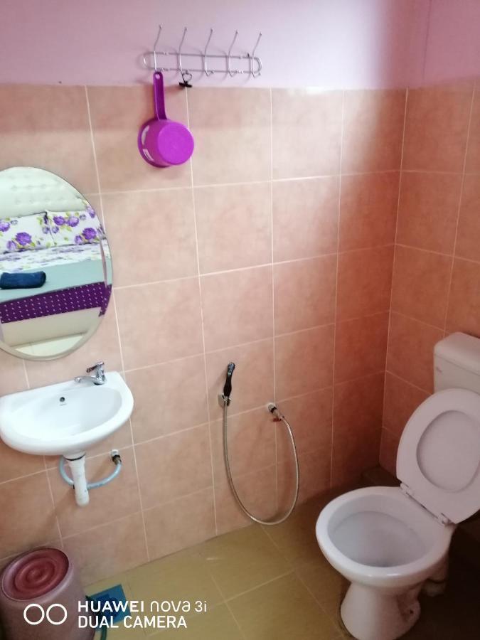 Layla Inn Batu Pahat Exteriör bild