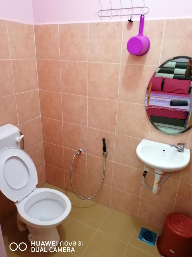 Layla Inn Batu Pahat Exteriör bild