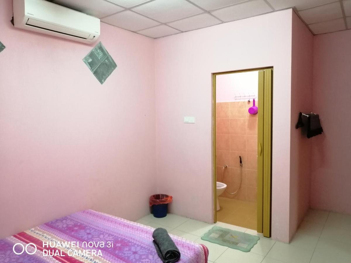 Layla Inn Batu Pahat Exteriör bild